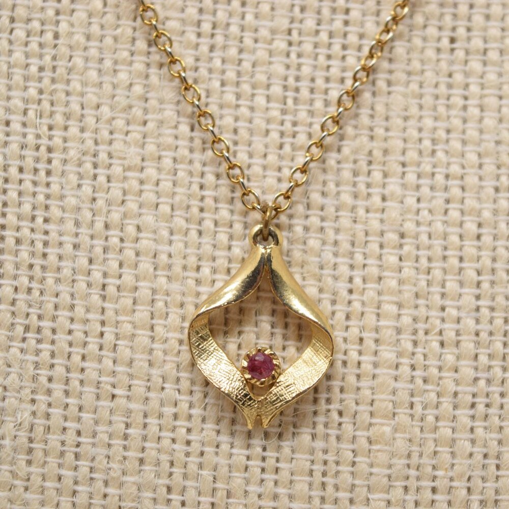 VTG Faux Ruby Goldtone Pendant Necklace Open Leaf Art Deco Elegant Feminine Glam
